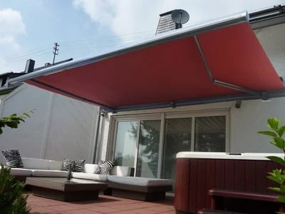 Senkrechtmarkise mit Seilfuehrung – Komfort und Design von ADA-Wintergarten