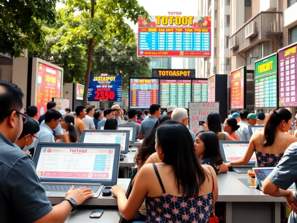 Menampilkan suasana toto togel yang ramai dengan peserta bersemangat di luar ruangan.