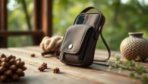 Praktische abschließbare Handytasche auf einem Holztisch, die Sicherheit und Stil vermittelt.